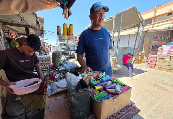 عامل فلسطيني يصلح ولاعات غاز مستعملة داخل ورشة في خان يونس، جنوب قطاع غزة، في 28 يوليو/تموز 2026. تصوير: طارق محمد.