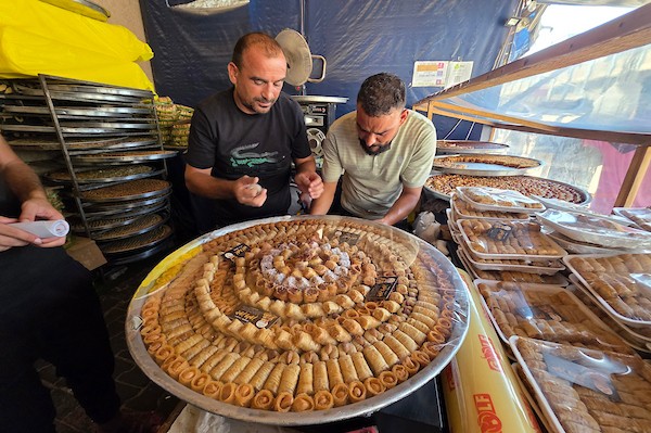 فلسطينيون يشترون الحلوى من متجر محلي عقب إعلان نتائج امتحانات التوجيهي في خان يونس، جنوب قطاع غزة، في 24 يوليو/تموز 2026. صورة: طارق محمد