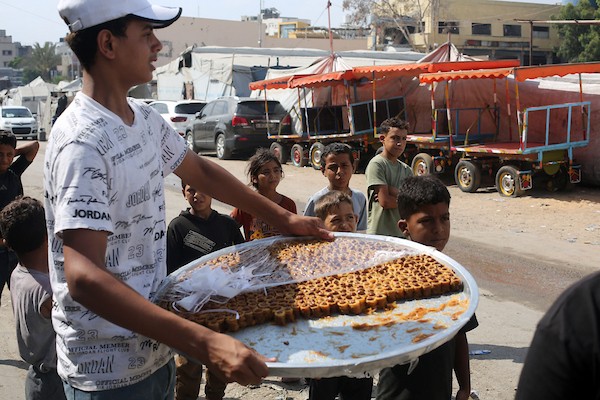 احتفل طلاب فلسطينيون وعائلاتهم بإعلان نتائج امتحانات التوجيهي (الثانوية العامة) وسط الخيام والملاجئ الجماعية والمنازل المتضررة في مدينة غزة، قطاع غزة، في 24 يوليو/تموز 2026. (صورة: محمد صالحة)