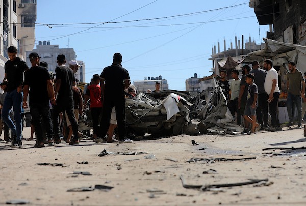 تجمّع فلسطينيون في موقع غارة إسرائيلية استهدفت مركبة غرب مدينة غزة، قطاع غزة، في 9 يوليو/تموز 2026. وبحسب مصادر محلية، أسفرت الغارة عن استشهاد شخص وإصابة آخرين. صورة: بلال أسامة