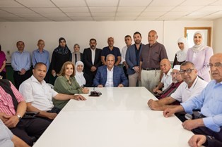 الدكتور الشرقاوي لدى لقائه مع العاملين في الجمعية الأهلية للمعاقين بصريا.jpg