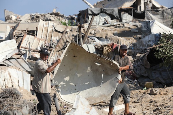 فلسطينيون نازحون يتفقدون الأضرار التي لحقت بخيامهم ومنازلهم وممتلكاتهم في موقع غارة إسرائيلية استهدفت منزل عائلة العسلي في بيت لاهيا، شمال قطاع غزة، في 30 يونيو/حزيران 2026. تصوير: بلال أسامة