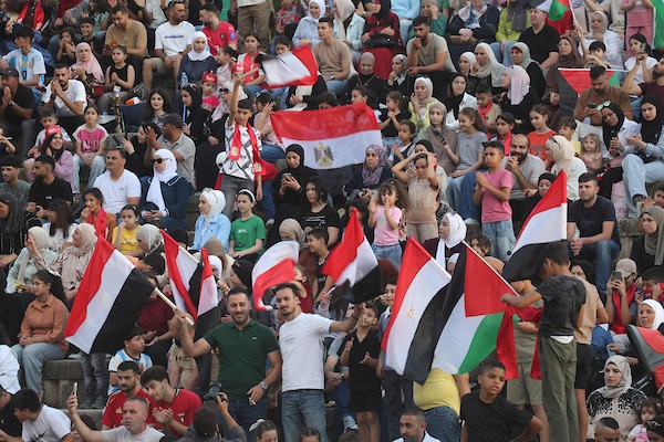 يتابع فلسطينيون بثًا مباشرًا لمباراة دور الـ16 من بطولة كأس العالم لكرة القدم بين مصر والأرجنتين في مدينة نابلس بالضفة الغربية، يوم الثلاثاء 7 يوليو/تموز 2026. (صورة: محمد ناصر)