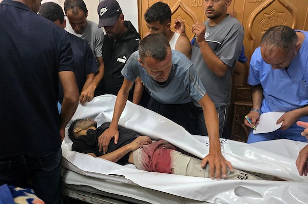 فلسطينيون ينقلون جثامين أربعة قتلى وعددًا من الجرحى، معظمهم من الأطفال، إلى مجمع ناصر الطبي في خان يونس جنوب قطاع غزة، في 8 يوليو/تموز 2026، بعد غارة إسرائيلية بطائرة مسيّرة استهدفت خيمة للنازحين جنوب المدينة، وفق مسعفين. تصوير: طارق محمد