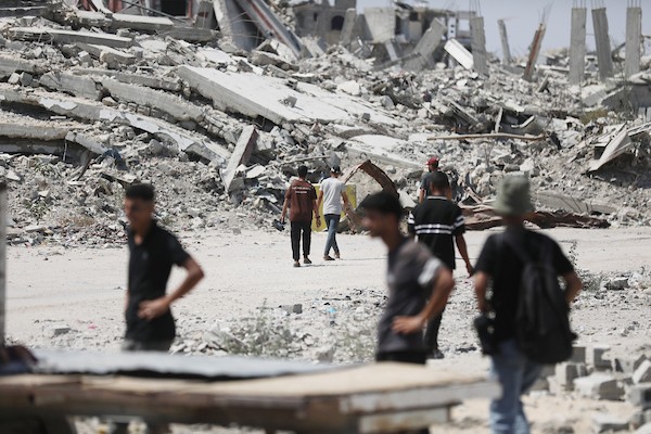 فلسطينيون نازحون يحملون أمتعتهم أثناء مغادرتهم حي الزيتون بمدينة غزة، في 22 يوليو/تموز 2026، بعدما تقدّم الجيش الإسرائيلي بحواجز خرسانية تُعرف باسم «الخط الأصفر».تصوير: بلال أسامة