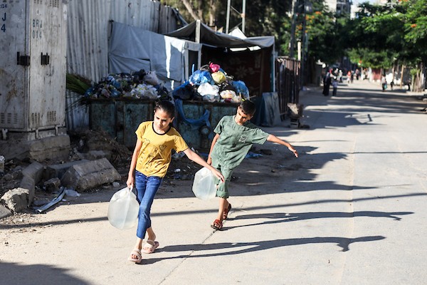 يصطفّ فلسطينيون نازحون للحصول على الماء من صهريج مياه متنقل في مخيم البريج للاجئين، وسط قطاع غزة، في 18 يوليو/تموز 2026.صورة: معز صالحي