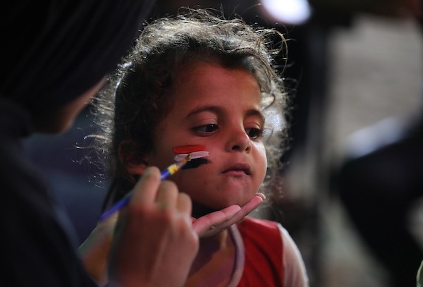 فلسطينيون يتابعون عبر شاشة عرض عامة في مدينة غزة مباراة مصر وأستراليا ضمن دور الـ32 من كأس العالم، في 3 يوليو/تموز 2026، وسط التحديات الإنسانية المستمرة في القطاع.  صورة: بلال أسامة