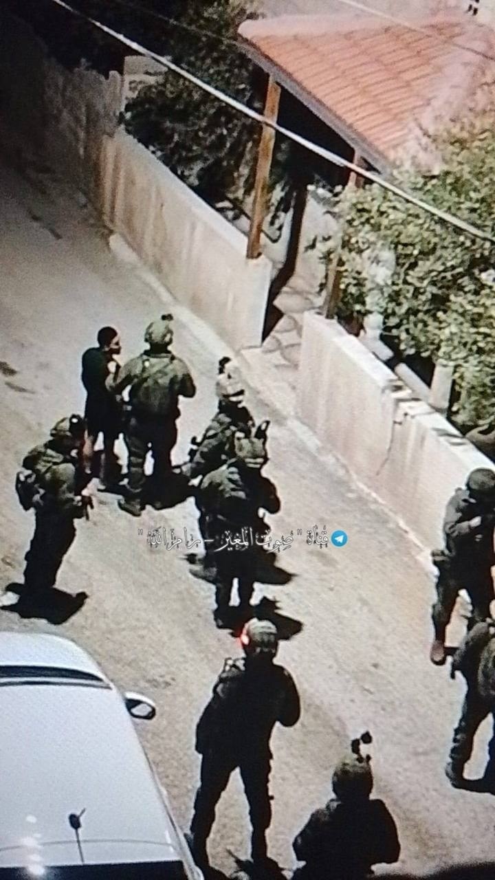 قوات الاحتلال تعتقل أحد الشبان خلال اقتحام قرية دير جرير، شرق رام الله..jpg