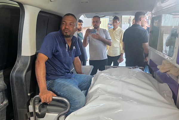 ينقل المسعفون جثمان الفلسطيني عمرو هاني أبو شباب، البالغ من العمر 22 عامًا، إلى مجمع ناصر الطبي بعد استشهاده في غارة جوية إسرائيلية على منطقة الستر الغربي في خان يونس، جنوب قطاع غزة، في 11 يوليو/تموز 2026. صورة: طارق محمد
