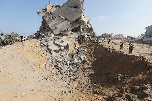 فلسطينيون نازحون يتفقدون الأضرار التي لحقت بخيامهم ومنازلهم وممتلكاتهم في موقع غارة إسرائيلية استهدفت منزل عائلة العسلي في بيت لاهيا، شمال قطاع غزة، في 30 يونيو/حزيران 2026. تصوير: بلال أسامة