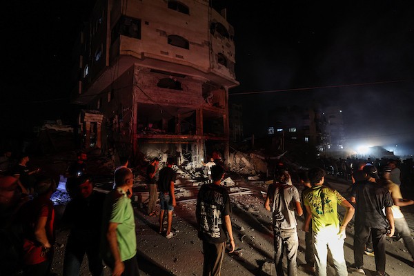 يتفقد فلسطينيون الأضرار التي لحقت بمبنى إثر غارة جوية إسرائيلية على شارع الجلاء وسط مدينة غزة، قطاع غزة، في 23 يوليو/تموز 2026. صورة: عمر أشتوي