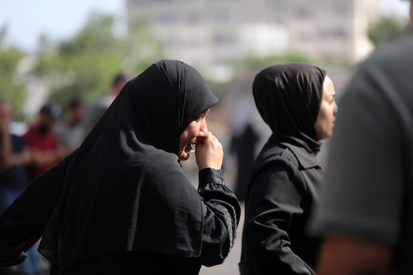 ودّع المشيّعون جثامين فراس المصري وزوجته وأطفالهما الأربعة بعد استشهادهم في غارة جوية إسرائيلية استهدفت منزلًا لعائلة المصري في شارع الثلاثيني بمدينة غزة، في 21 يوليو/تموز 2026. صورة: بلال أسامة