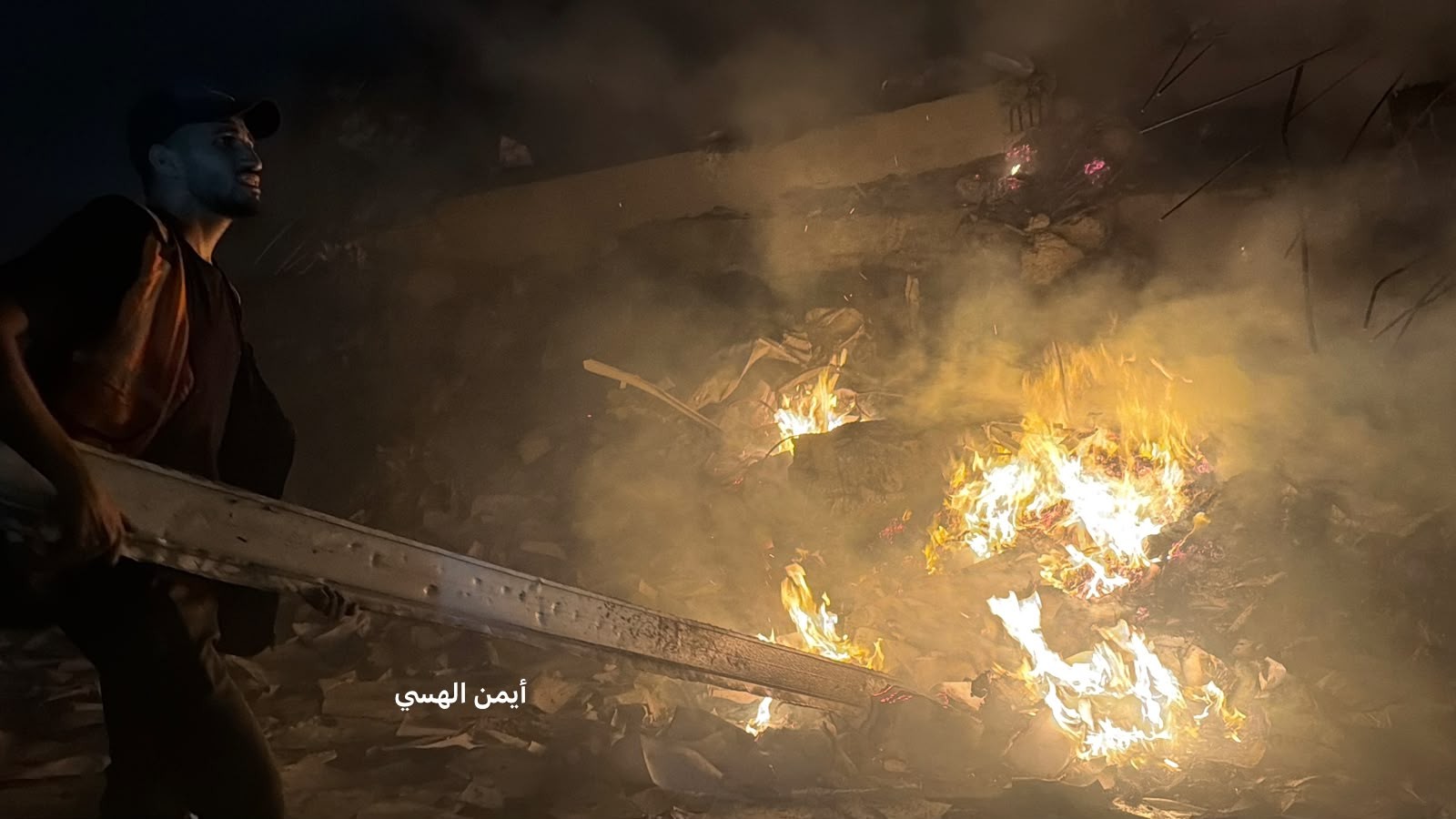حريق ضخم اثر قصف منزل مقابل عمارة الزهارنة وسط شارع الجلاء غرب مدينة غزة ....jpg