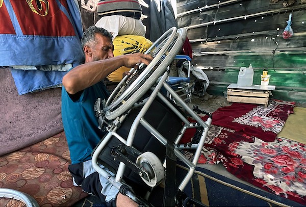 الفلسطيني محمود سكيك، الذي فقد ساقيه في غارة إسرائيلية بحسب عائلته، يجلس داخل خيمته في مدينة غزة، في 8 يوليو/تموز 2026، بانتظار الإجلاء الطبي إلى الخارج لتلقي العلاج والحصول على أطراف صناعية. تصوير: مطر الزاق