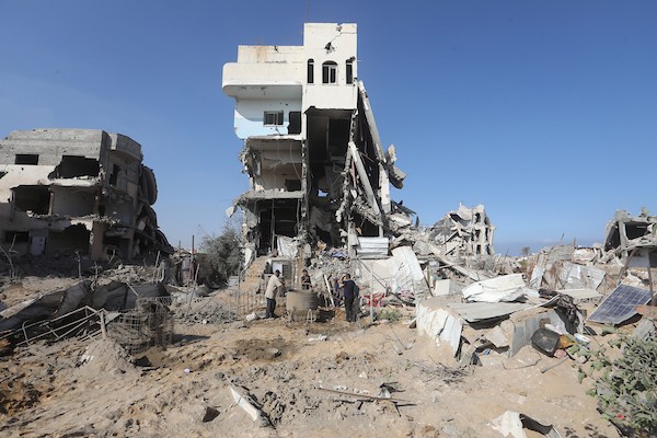 فلسطينيون نازحون يتفقدون الأضرار التي لحقت بخيامهم ومنازلهم وممتلكاتهم في موقع غارة إسرائيلية استهدفت منزل عائلة العسلي في بيت لاهيا، شمال قطاع غزة، في 30 يونيو/حزيران 2026. تصوير: بلال أسامة