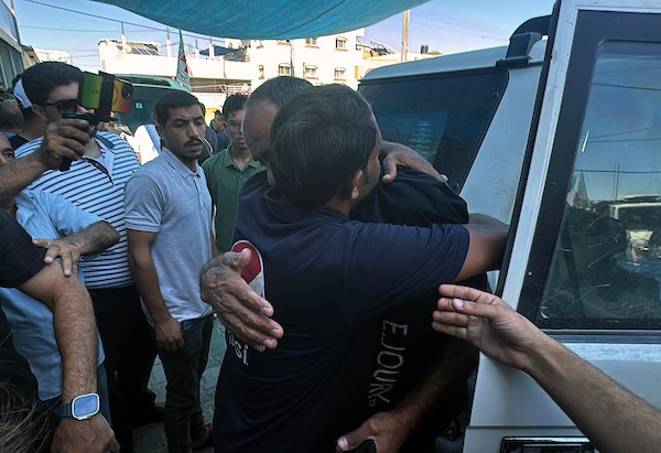 وصل معتقلون فلسطينيون مُفرج عنهم على متن سيارات تابعة للجنة الدولية للصليب الأحمر إلى مستشفى شهداء الأقصى في دير البلح، وسط قطاع غزة، في 19 يوليو/تموز 2026. صورة: أحمد إبراهيم