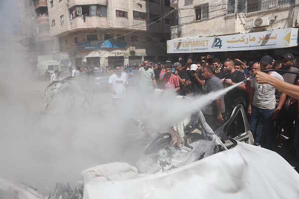 تجمّع فلسطينيون في موقع غارة إسرائيلية استهدفت مركبة غرب مدينة غزة، قطاع غزة، في 9 يوليو/تموز 2026.صورة: هادي داود