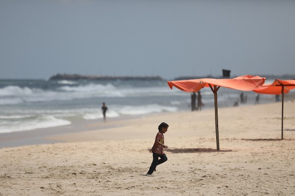 فلسطينيون نازحون يعيشون داخل خيام مؤقتة مكتظة على طول شاطئ مدينة غزة، في 9 يوليو/تموز 2026، وسط حرارة صيفية مرتفعة ونقص في المياه النظيفة والخدمات الأساسية، بعد فرارهم من مناطق متفرقة من القطاع. (تصوير: بلال أسامة)