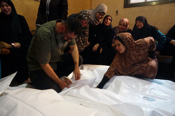 يحمل المشيعون جثامين فلسطينيين خلال جنازتهم في قطاع غزة في 18 يوليو/تموز 2026، بعد غارة جوية إسرائيلية استهدفت منزلاً، ما أسفر عن استشهاد خمسة مدنيين، بينهم طفل، وإصابة آخرين. صورة: عمر أشتوي