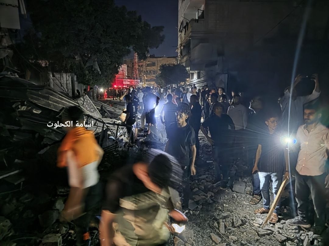 استهداف المنزل قبل قليل بدير البلح 11.jpg
