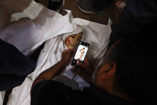 يحمل المشيعون جثامين فلسطينيين خلال جنازتهم في قطاع غزة في 18 يوليو/تموز 2026، بعد غارة جوية إسرائيلية استهدفت منزلاً، ما أسفر عن استشهاد خمسة مدنيين، بينهم طفل، وإصابة آخرين. صورة: عمر أشتوي