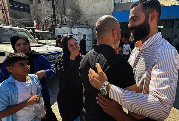 وصل معتقلون فلسطينيون مُفرج عنهم على متن سيارات تابعة للجنة الدولية للصليب الأحمر إلى مستشفى شهداء الأقصى في دير البلح، وسط قطاع غزة، في 19 يوليو/تموز 2026. صورة: أحمد إبراهيم