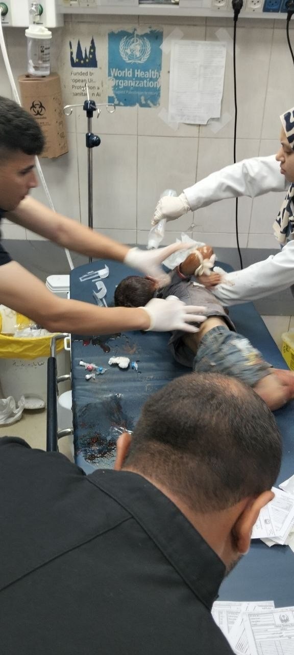 من المشفى لحظة وصول شهداء واصابات من مكان القصف في مواصي خانيونس...jpg
