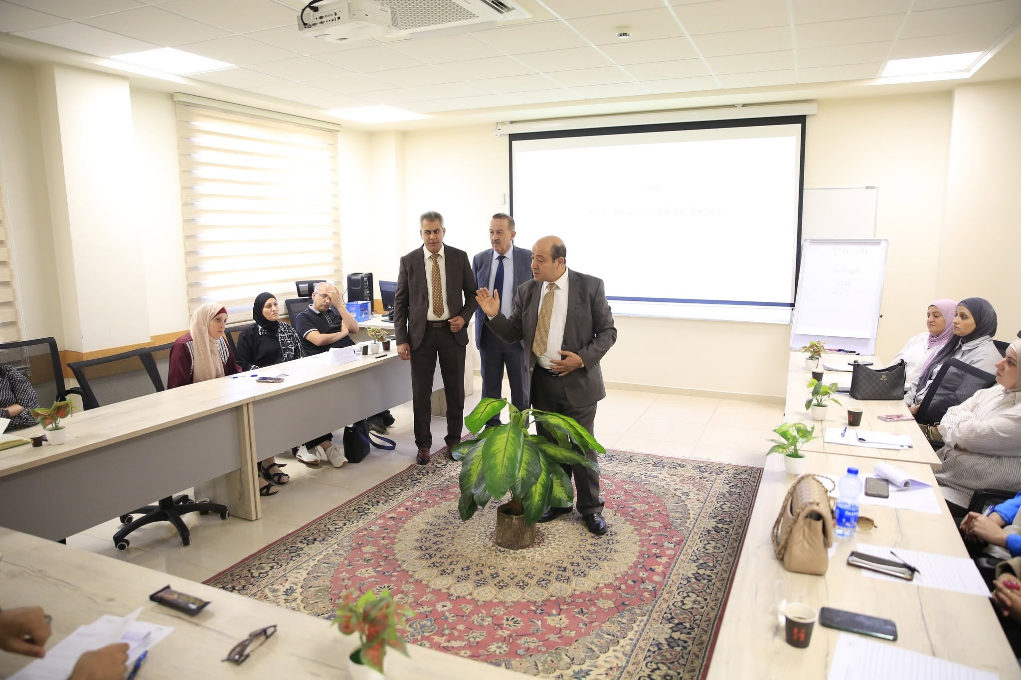 أبو زيد يتفقد القاعات التدريبية ويؤكد أهمية بناء القيادات الوطنية وتعزيز كفاءة الأداء المؤسسي...jpg