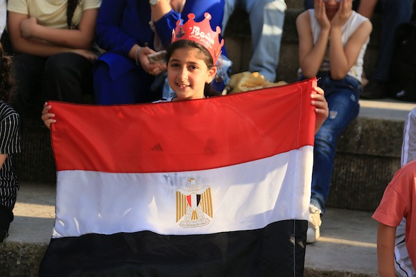 يتابع فلسطينيون بثًا مباشرًا لمباراة دور الـ16 من بطولة كأس العالم لكرة القدم بين مصر والأرجنتين في مدينة نابلس بالضفة الغربية، يوم الثلاثاء 7 يوليو/تموز 2026. (صورة: محمد ناصر)