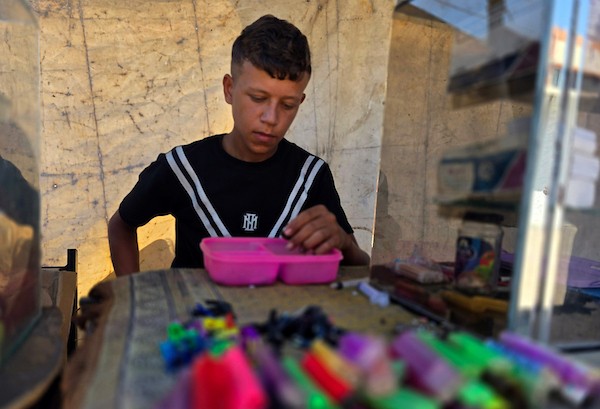 عامل فلسطيني يصلح ولاعات غاز مستعملة داخل ورشة في خان يونس، جنوب قطاع غزة، في 28 يوليو/تموز 2026. تصوير: طارق محمد.