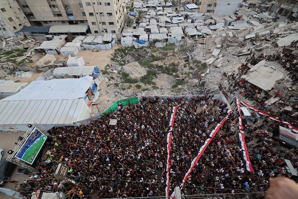 يتابع فلسطينيون البث المباشر لمباراة دور الـ16 من بطولة كأس العالم لكرة القدم بين مصر والأرجنتين في مدينة غزة يوم الثلاثاء 7 يوليو/تموز 2026. (صورة: عمر أشتوي)