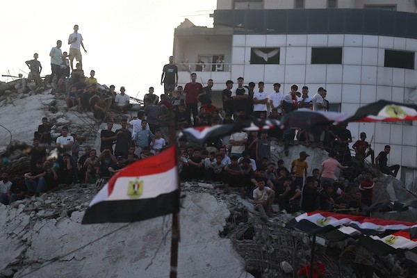 يتابع فلسطينيون البث المباشر لمباراة دور الـ16 من بطولة كأس العالم لكرة القدم بين مصر والأرجنتين في مدينة غزة يوم الثلاثاء 7 يوليو/تموز 2026. (صورة: عمر أشتوي)
