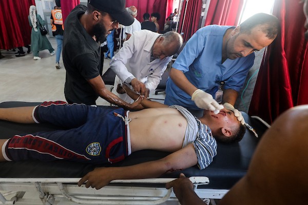 يتلقى فلسطينيون جرحى العلاج داخل مستشفى العودة في مخيم النصيرات للاجئين، وسط قطاع غزة، عقب غارة جوية إسرائيلية استهدفت مجموعة من الأشخاص في المخيم، في 28 يوليو/تموز 2026. صورة: معز صالحي