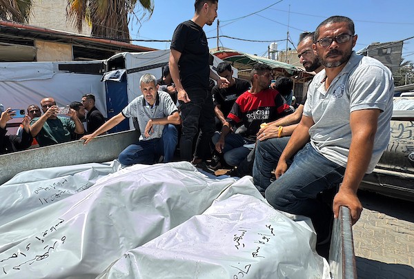 ودّع المشيّعون جثامين عمر أبو قاسم وزوجته وابنتهما بعد استشهادهم في غارة جوية إسرائيلية استهدفت شقتهم في دير البلح، وسط قطاع غزة، في 15 يوليو/تموز 2026.صورة: أحمد إبراهيم