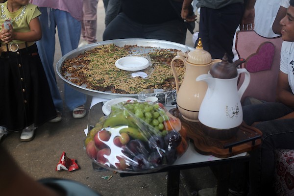 احتفل طلاب فلسطينيون وعائلاتهم بإعلان نتائج امتحانات التوجيهي (الثانوية العامة) وسط الخيام والملاجئ الجماعية والمنازل المتضررة في مدينة غزة، قطاع غزة، في 24 يوليو/تموز 2026. (صورة: محمد صالحة)