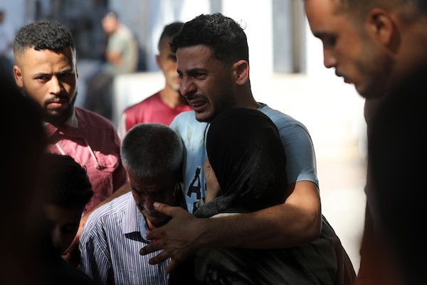 ودّع المشيّعون جثامين ثلاثة فلسطينيين قُتلوا في غارات إسرائيلية على حيّ الزيتون بمدينة غزة وبلدة بيت لاهيا، في الرابع من يوليو/تموز 2026.صورة: بلال أسامة