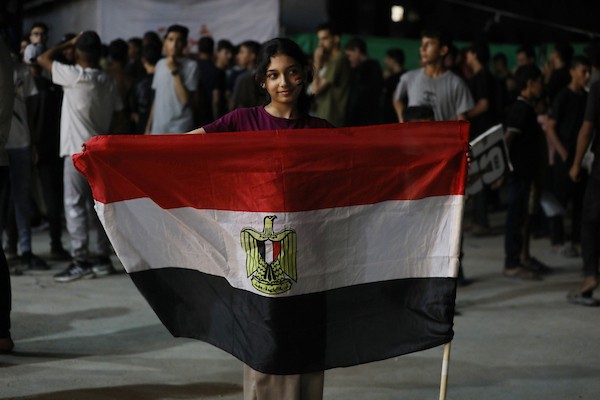 فلسطينيون يتابعون عبر شاشة عرض عامة في مدينة غزة مباراة مصر وأستراليا ضمن دور الـ32 من كأس العالم، في 3 يوليو/تموز 2026، وسط التحديات الإنسانية المستمرة في القطاع.  صورة: بلال أسامة