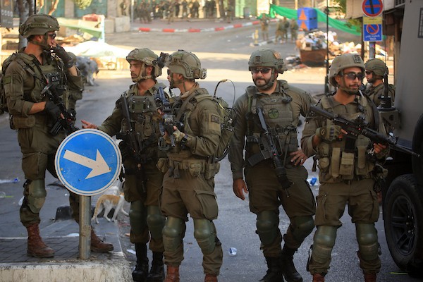 قوات الاحتلال في منطقة باب الزاوية وسط الخليل في 23 يوليو/تموز 2026، لتأمين اقتحام المستوطنين إلى المنطقة، وفقًا لشهود عيان.(صورة: مأمون وزواز)