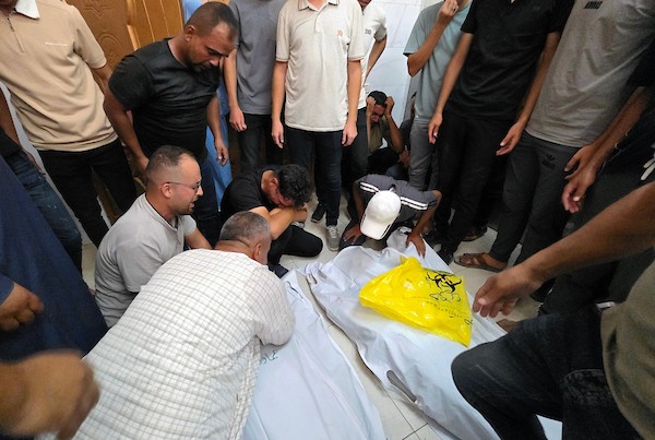 ودّع المشيّعون جثامين ثلاثة فلسطينيين كانوا يعملون على تأمين إيصال المساعدات، بعد استشهادهم في غارة جوية إسرائيلية استهدفت مركبتهم، جنوب خان يونس 20 يوليو/تموز 2026. صورة: طارق محمد