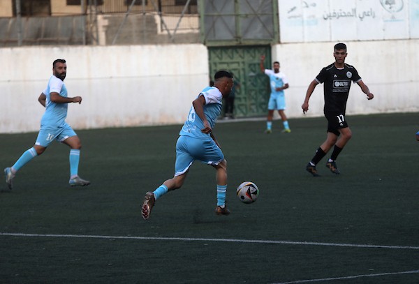 تنافس لاعبو شباب الخليل وأم الفحم خلال المباراة الودية على ملعب الحسين بن علي في الخليل، في 3 يوليو/تموز 2026، وسط حضور جماهيري كبير أعاد أجواء كرة القدم إلى مدرجات الضفة الغربية. صورة: مأمون وزواز
