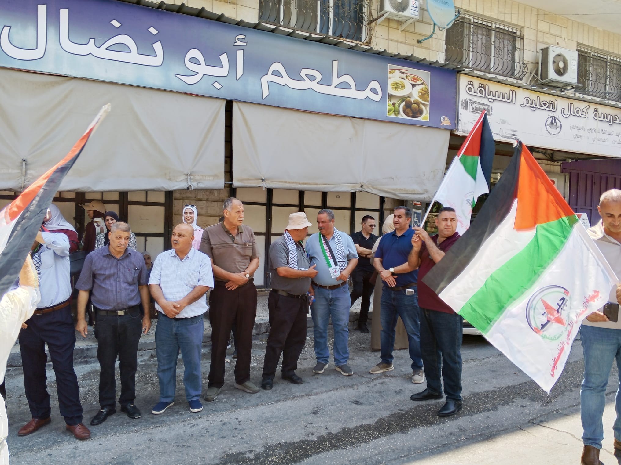 وقفة تضامنية مع الأسرى أمام الصليب الأحمر في طولكرم