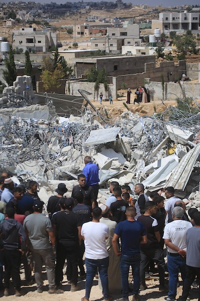 آثار هدم منزل المواطن الفلسطيني إياد مصلح العمور في منطقة خلة المية، شرق يطا جنوب الخليل، في 9 يوليو/تموز 2026. كان المنزل المكون من طابقين يأوي ثلاث عائلات تضم 15 فردًا، قبل أن تهدمه القوات الإسرائيلية بذريعة عدم الترخيص. (تصوير: مأمون وزواز)