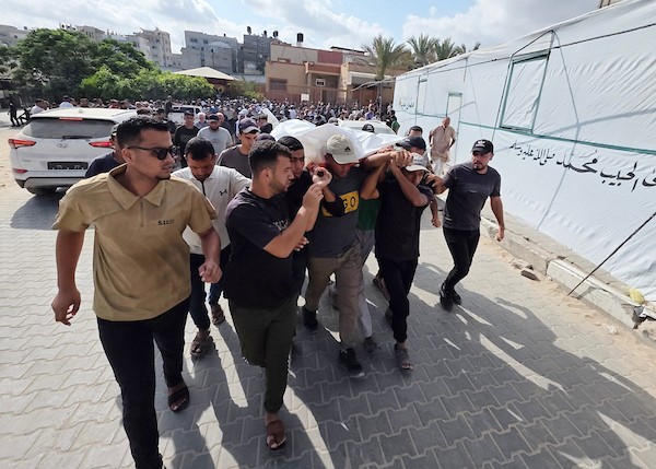 تجمع المشيعون حول جثمان سليمان سحمود خلال جنازته في مستشفى ناصر بخان يونس، جنوب قطاع غزة، في 26 يوليو/تموز 2026، قبل دفنه. صورة: طارق محمد