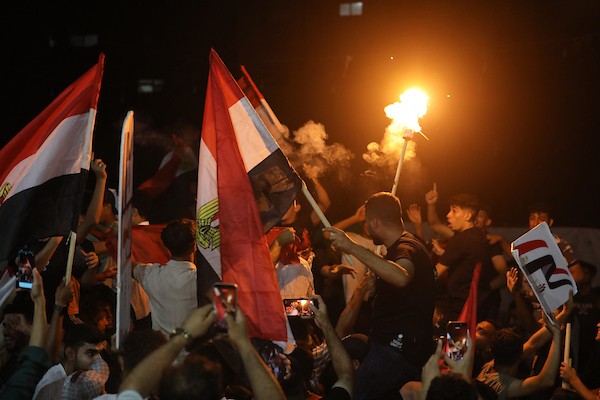 فلسطينيون يتابعون عبر شاشة عرض عامة في مدينة غزة مباراة مصر وأستراليا ضمن دور الـ32 من كأس العالم، في 3 يوليو/تموز 2026، وسط التحديات الإنسانية المستمرة في القطاع.  صورة: بلال أسامة