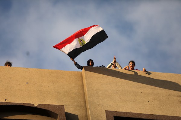 يتابع فلسطينيون البث المباشر لمباراة دور الـ16 من بطولة كأس العالم لكرة القدم بين مصر والأرجنتين في مدينة غزة يوم الثلاثاء 7 يوليو/تموز 2026. صورة: بلال أسامة