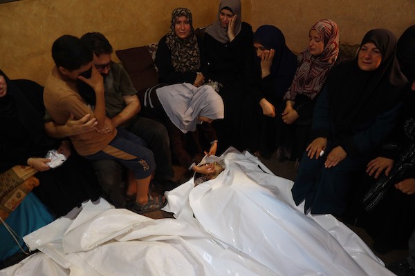 يحمل المشيعون جثامين فلسطينيين خلال جنازتهم في قطاع غزة في 18 يوليو/تموز 2026، بعد غارة جوية إسرائيلية استهدفت منزلاً، ما أسفر عن استشهاد خمسة مدنيين، بينهم طفل، وإصابة آخرين. صورة: عمر أشتوي