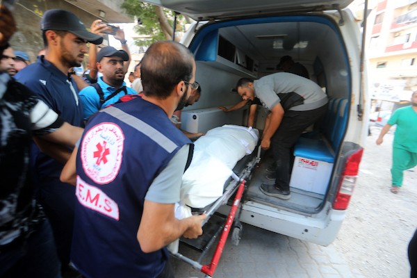 مشيّعون يودّعون جثماني فلسطينيين، أحدهما طفل، في مستشفى الشفاء بمدينة غزة، في 8 يوليو/تموز 2026، بعد مقتلهما في غارات جوية إسرائيلية متفرقة على المدينة في وقت سابق من اليوم. تصوير: بلال أسامة