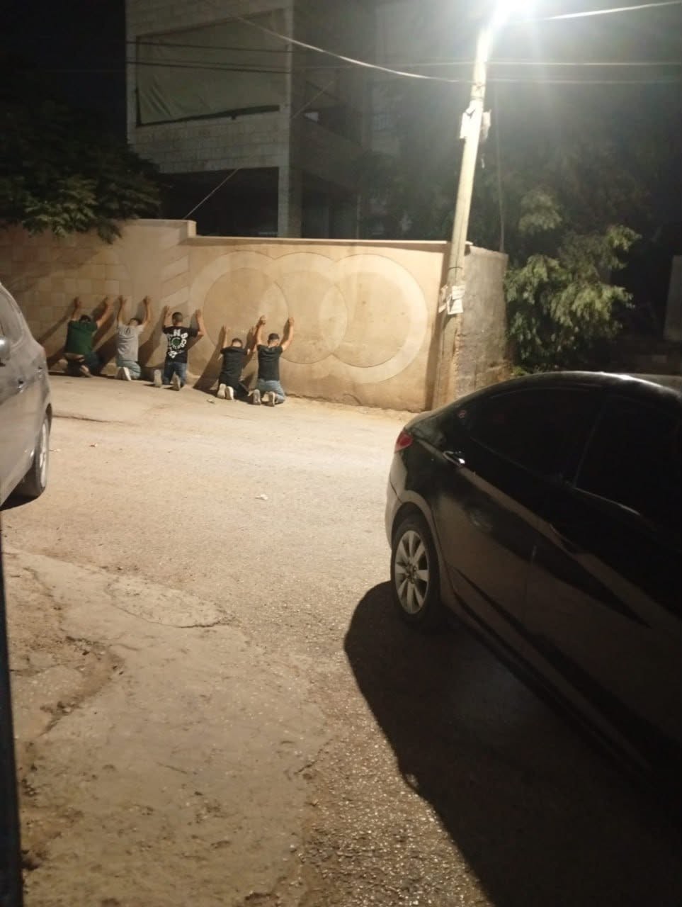 جيش الاحتلال يحتجز شبان وينكل بهم خلال اقتحام قرية الجلمة شمال جنين..jpg