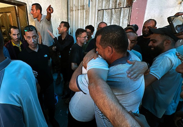 وصل معتقلون فلسطينيون مُفرج عنهم على متن سيارات تابعة للجنة الدولية للصليب الأحمر إلى مستشفى شهداء الأقصى في دير البلح، وسط قطاع غزة، في 19 يوليو/تموز 2026. صورة: أحمد إبراهيم