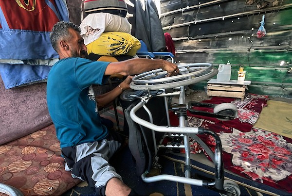 الفلسطيني محمود سكيك، الذي فقد ساقيه في غارة إسرائيلية بحسب عائلته، يجلس داخل خيمته في مدينة غزة، في 8 يوليو/تموز 2026، بانتظار الإجلاء الطبي إلى الخارج لتلقي العلاج والحصول على أطراف صناعية. تصوير: مطر الزاق